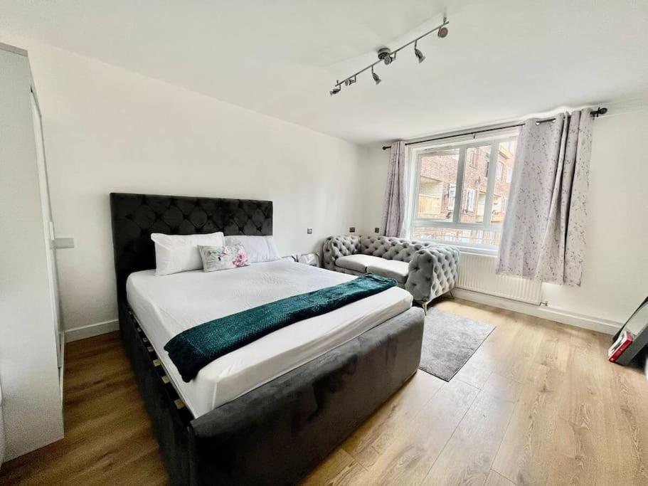 Lovely 2Br Suite In Bow, E3 ลอนดอน ภายนอก รูปภาพ